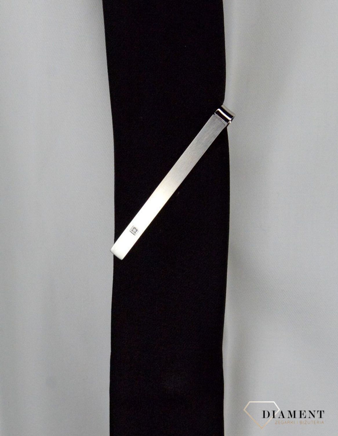 Spinka do krawatu Nomination z Diamentem 028312 008. Wąska spinka do krawata Strong Diamond Edition z czarnym diamentem i satynowym wykończeniem ze stali nierdzewnej.Idelana na prezent.webp